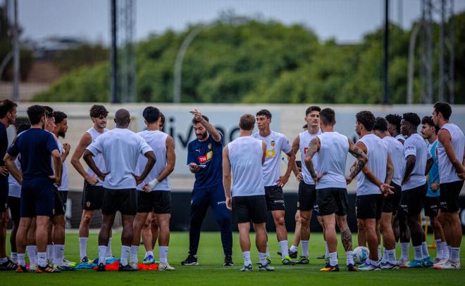 Carlos Corberán con el grupo (Foto: Valencia CF)