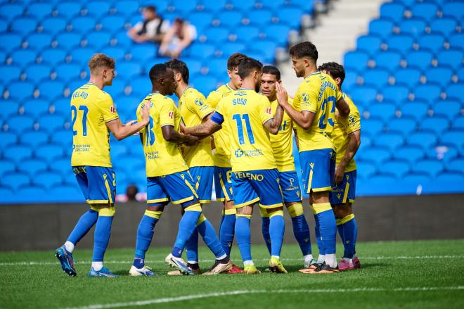 Los jugadores del Cádiz celebran un gol a la Real Sociedad B (Foto: CCF).