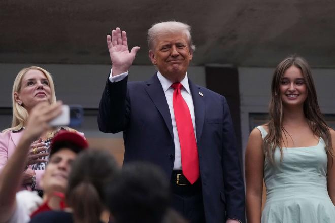 Donald Trump saluda antes de la final del US Open 2025 entre Alcaraz y Sinner (Foto: Cordon Press).