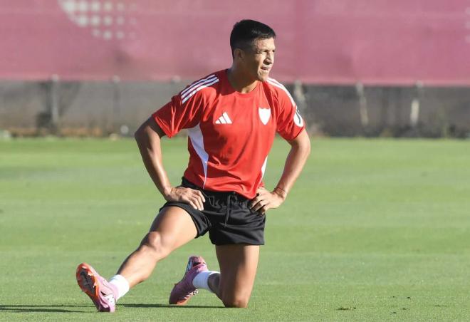 Alexis Sánchez, entrenando con el Sevilla (Foto: Kiko Hurtado).