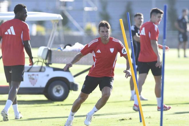 César Azpilicueta, entrenando con el Sevilla (Foto: Kiko Hurtado).
