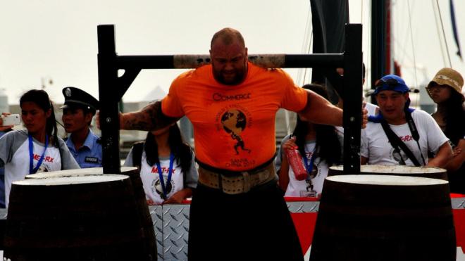 Hafthor Bjornsson, durante un ejercicio de levantar peso (foto: Cordon Press).