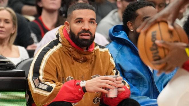 Drake en un partido de baloncesto (Cordon Press)