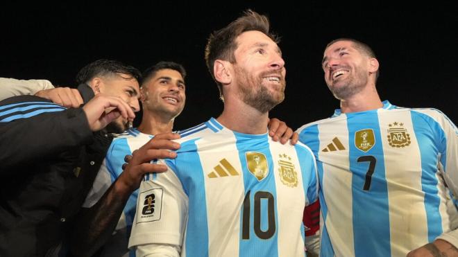 Leo Messi con sus compañeros de selección (Redes Sociales)