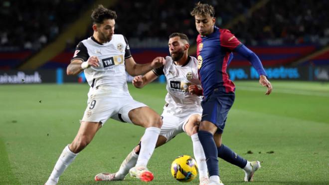 Lamine Yamal frente al Valencia (Cordon Press)