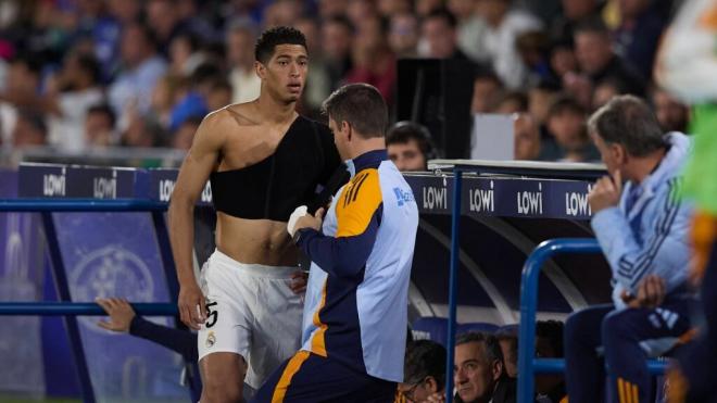 Jude Bellingham, con el vendaje negro en el hombro, durante un partido del Real Madrid (foto: Cordo