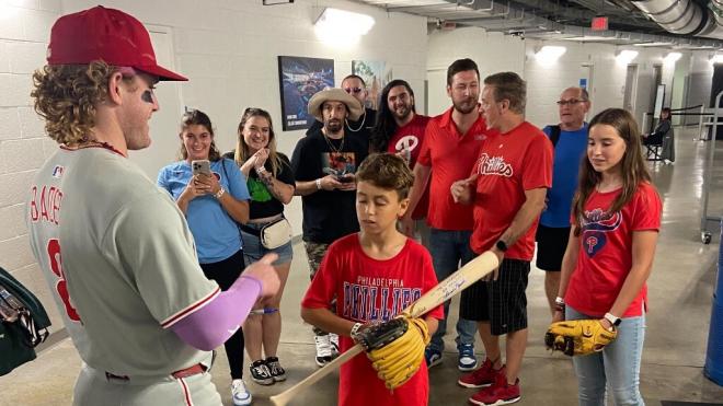 Los Phillies dieron regalos al aficionado tras lo sucedido con Karen (foto: Phillies X).