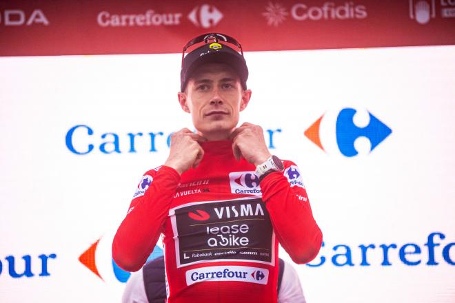 Jonas Vingegaard posa con el maillot rojo como líder de La Vuelta (Foto: Cordon Press).