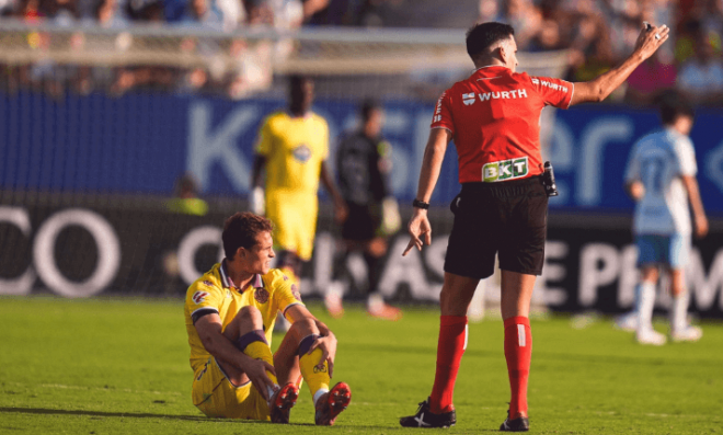 Juanmi Latasa se queja de su tobillo en Zaragoza (Foto: Real Valladolid).