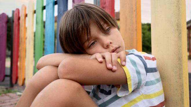 Niño con mirada triste en un parque (Foto: Freepik)