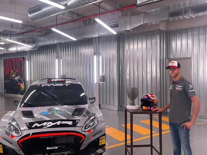 Gil Membrado posa junto con su nuevo coche (Foto: ElDesmarque)
