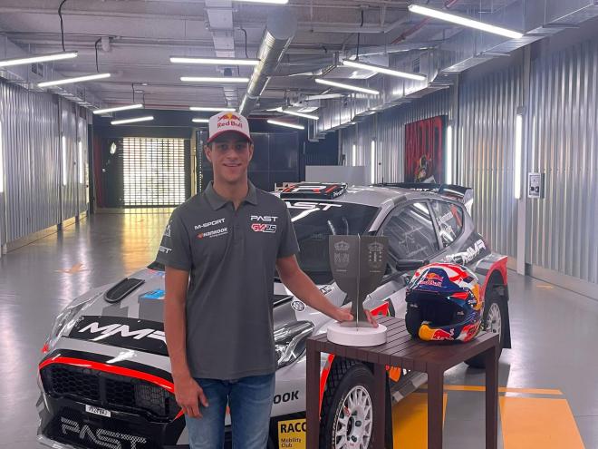 Gil Membrado posa con el trofeo de Campeón de España (Foto: ElDesmarque)