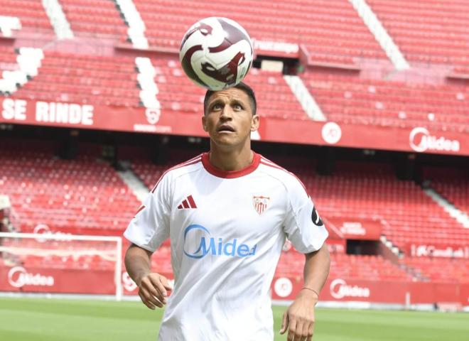 Alexis Sánchez, en su presentación con el Sevilla (Foto: Kiko Hurtado).