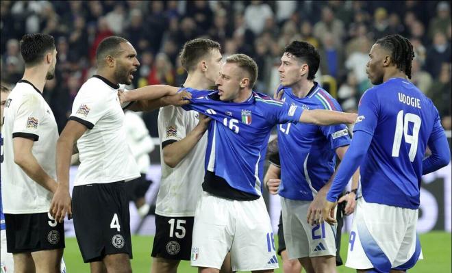 Los jugadores de Alemania se lamentan en Eslovaquia (Foto: EFE).