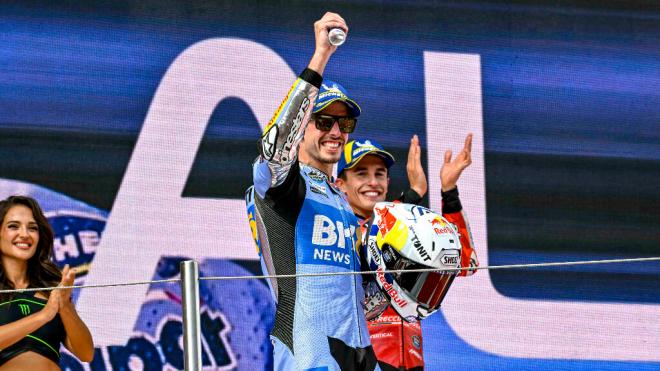 Álex Márquez celebrando la victoria en el pódium de Barcelona (Foto: Cordon Press)