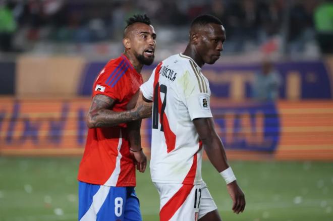 Arturo Vidal protesta a Luis Advíncula en un duelo entre Chile y Perú (Foto: EFE).