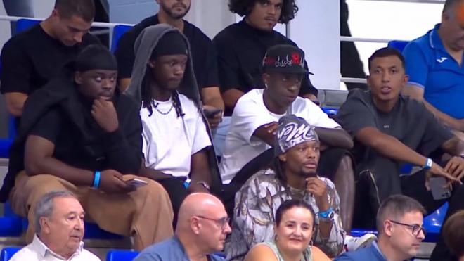 Eduardo Camavinga y Vinicius Jr en el Valdepeñas - Palma Futsal (Foto: X)