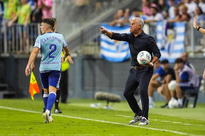 Sergio Pellicer da instrucciones ante Jokin Gabilondo en el Málaga CF (Foto: EuropaPress).