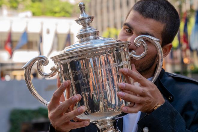 Carlos Alcaraz, junto al trofeo del US Open (Foto: EFE).