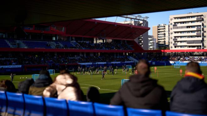 Aficionados en el Estadi Johan Cruyff (Cordon Press)