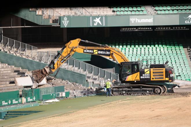 El primer día de derribo en el Benito Villamarín (Foto: Kiko Hurtado).