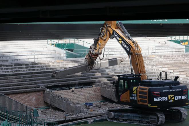 El primer día de derribo en el Benito Villamarín (Foto: Kiko Hurtado).