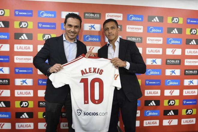 Alexis Sánchez, durante su presentación (Foto: Kiko Hurtado).