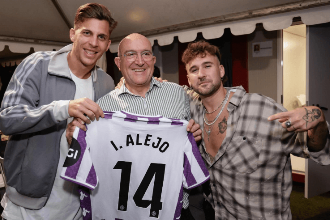 Iván Alejo junto a Jesús Julio Carnero y Dani Fernández, posando con la camiseta del futbolista.
