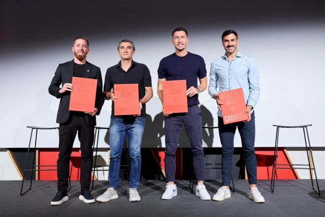 Valverde, Muniain, De Marcos y Balenziaga con el libro sobre la Gabarra (Foto: Athletic Club).