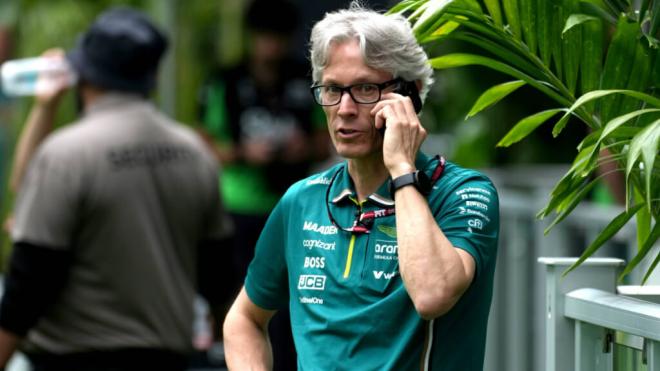 Mike Krack hablando por teléfono en el GP de Miami (Foto: Cordon Press)