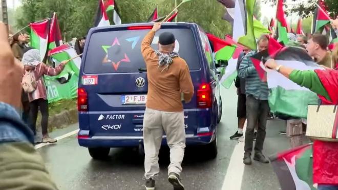 Tensión con el coche del Israel Premier-Tech al pasar por las concentraciones propalestinas en La