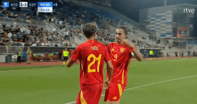 Adrián Niño celebra su gol con Iker Bravo.