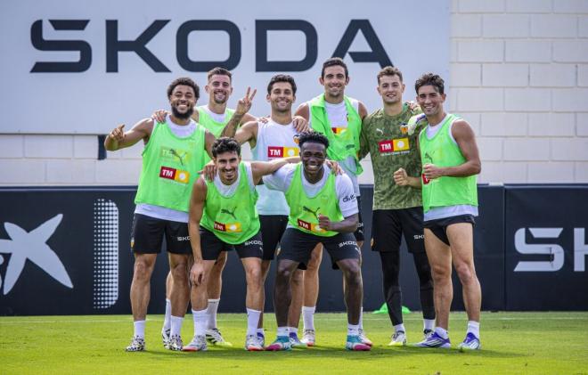 Carlos Corberán sigue con ensayos en los entrenamientos del Valencia CF (Foto: Valencia CF)