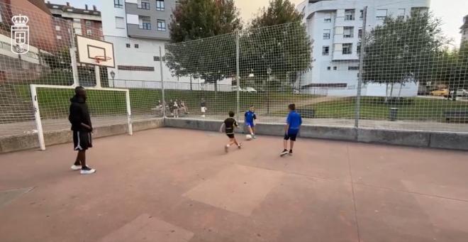Eric Bailly jugando junto a unos pequeños en Oviedo.