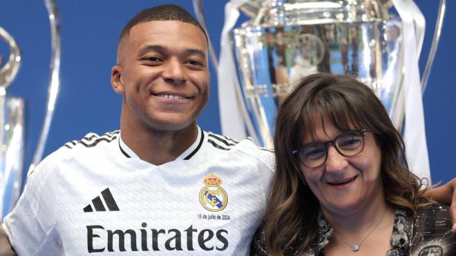 Fayza Lamari y Mbappé en su presentación con el Real Madrid (Cordon Press)