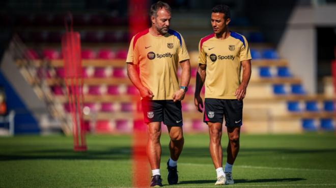 Thiago Alcántara junto a Hansi Flick (Europa Press)