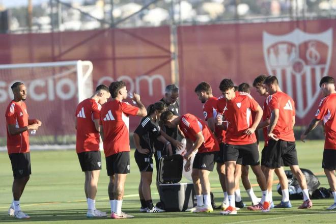 Imagen de la plantilla del Sevilla en la sesión del miércoles (Foto: Kiko Hurtado).
