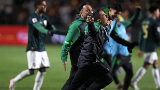 Jugadores de Bolivia celebran el triunfo ante Brasil para meterse en la repesca (Foto: EFE).
