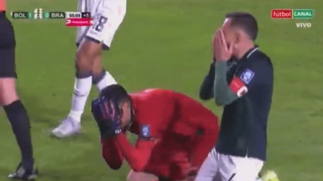 Jugadores de Bolivia, emocionados en el pitido final tras ganar a Brasil.