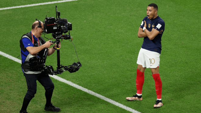Kylian Mbappé celebra un gol en el Mundial ante una cámara de televisión (Foto: EFE).