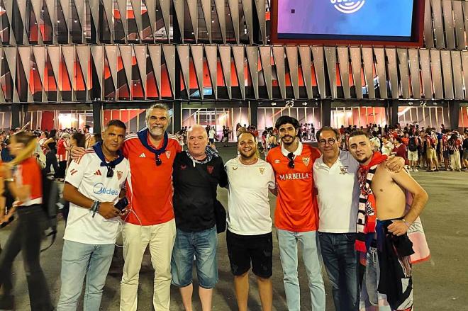 Luisfer García, ante San Mamés junto con sus amigos seguidores del Sevilla FC (Foto: ElDesmarque).