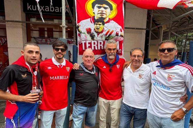 Luisfer García posa en Bilbao junto a sus buenos amigos seguidores del Sevilla FC (Foto: ElDesmarque).