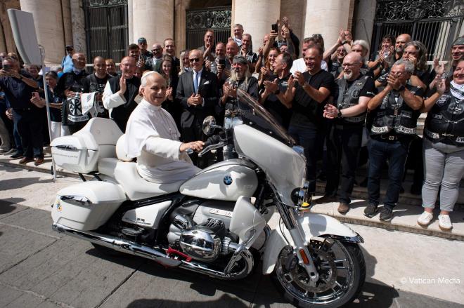 El Papa León XIV, con la BMW R 18 Transcontinental.