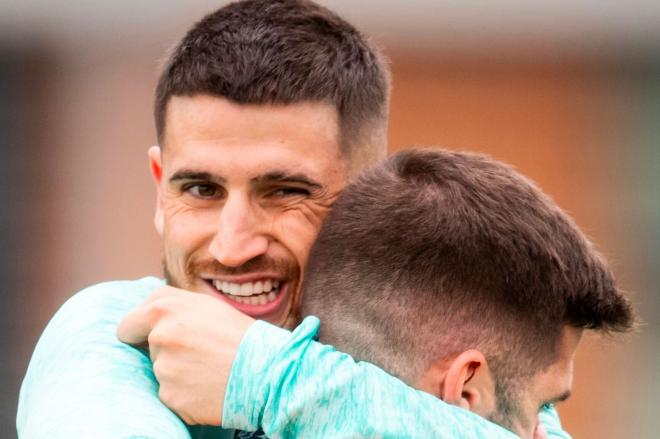 Abrazo de Oihan Sancet con un compañero en el entrenamiento de Lezama (Foto: Athletic Club).