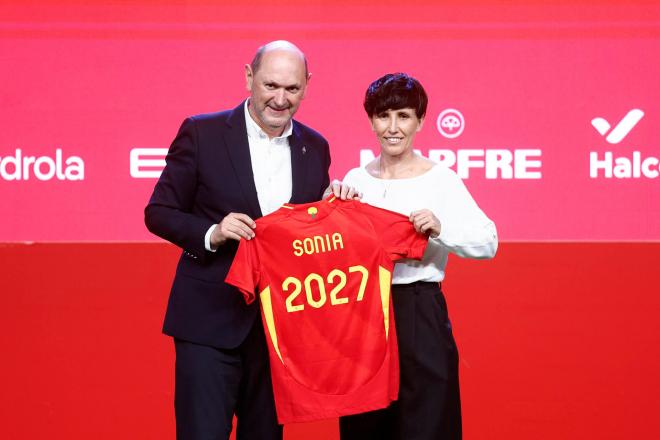 Sonia Bermúdez, junto a Rafael Louzán en su presentación como nuevo seleccionadora (Foto: EFE).