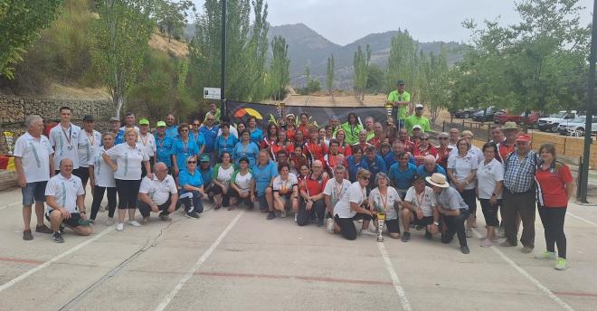 Foto de familia del XI Torneo El Campillo de bolo andaluz.