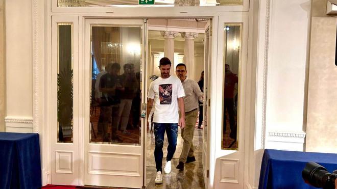 Yeray Álvarez llega a la rueda de prensa de su sanción por dopaje (Foto: ElDesmarque).