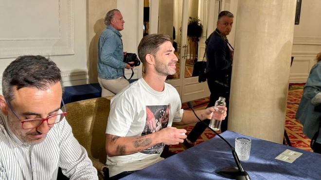 Yeray Álvarez bebe agua antes de hablar de su sanción por dopaje (Foto: ElDesmarque).