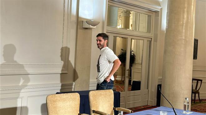 Yeray Álvarez se marcha tras hablar de su sanción por dopaje (Foto: ElDesmarque).