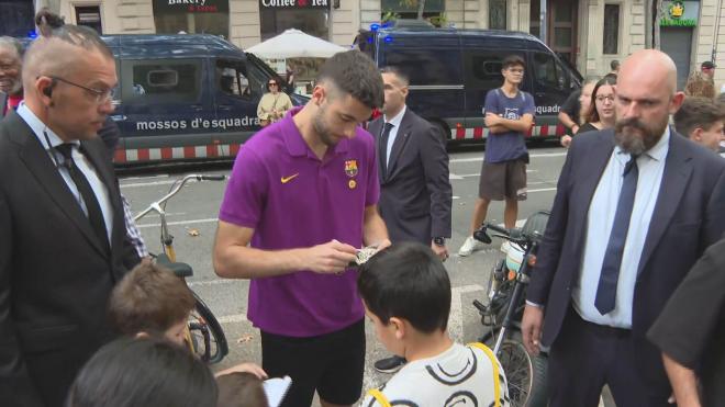 Joan García firmando autógrafos en la Diada (Fuente: ElDesmarque)